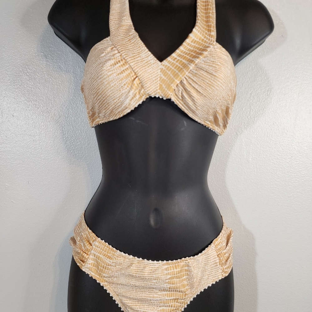Beautiful two-piece swimsuit. Lunazul brand. Size 3. Golden yellow with beige